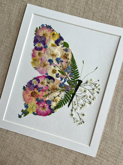 Papillon à ailes de pétales
