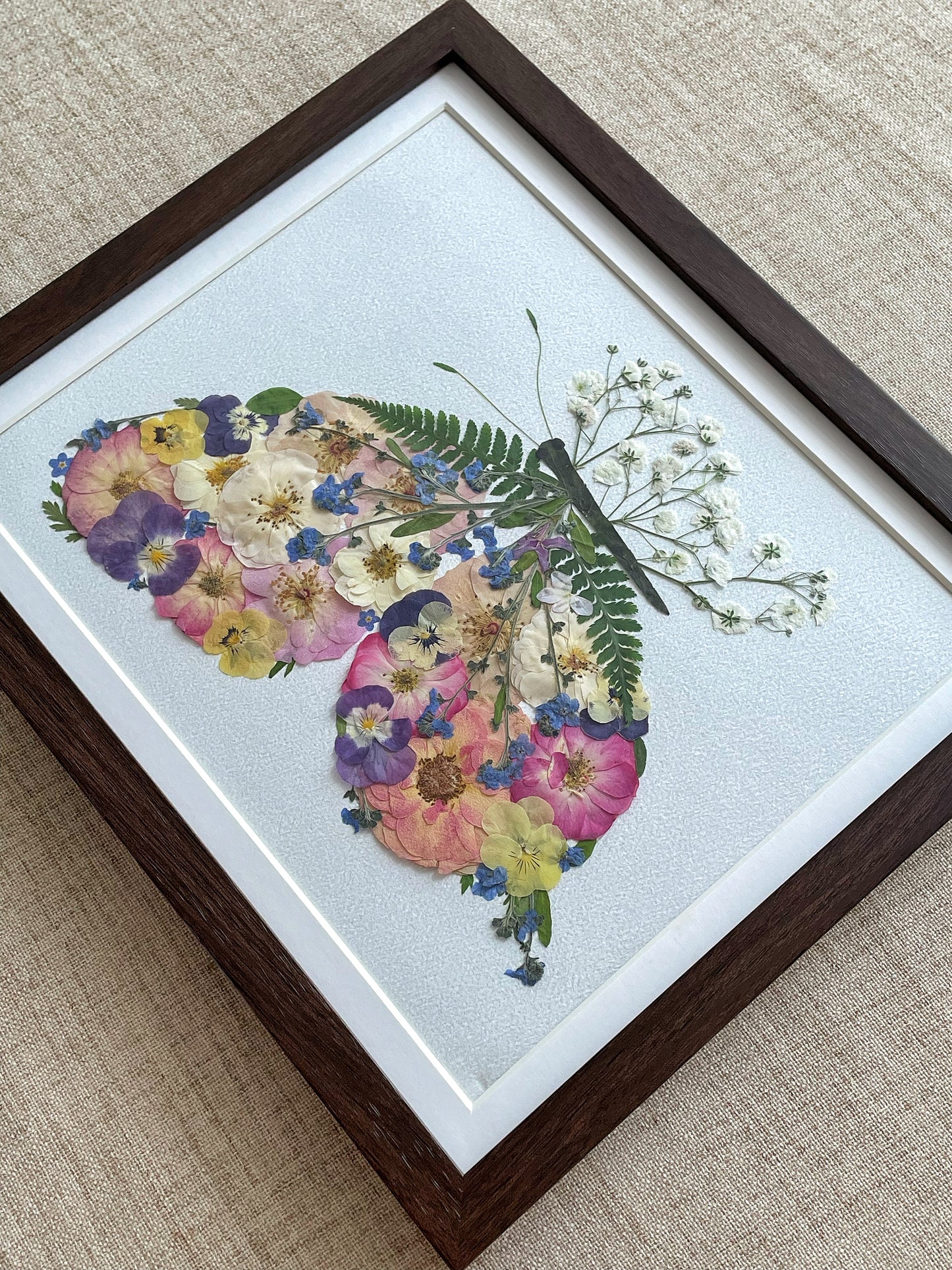Papillon à ailes de pétales