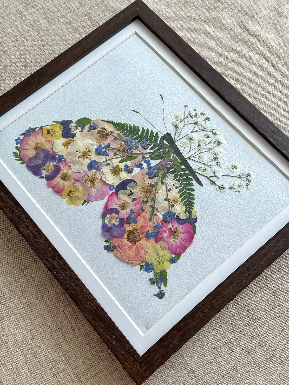 Papillon à ailes de pétales