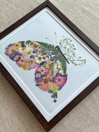 Papillon à ailes de pétales