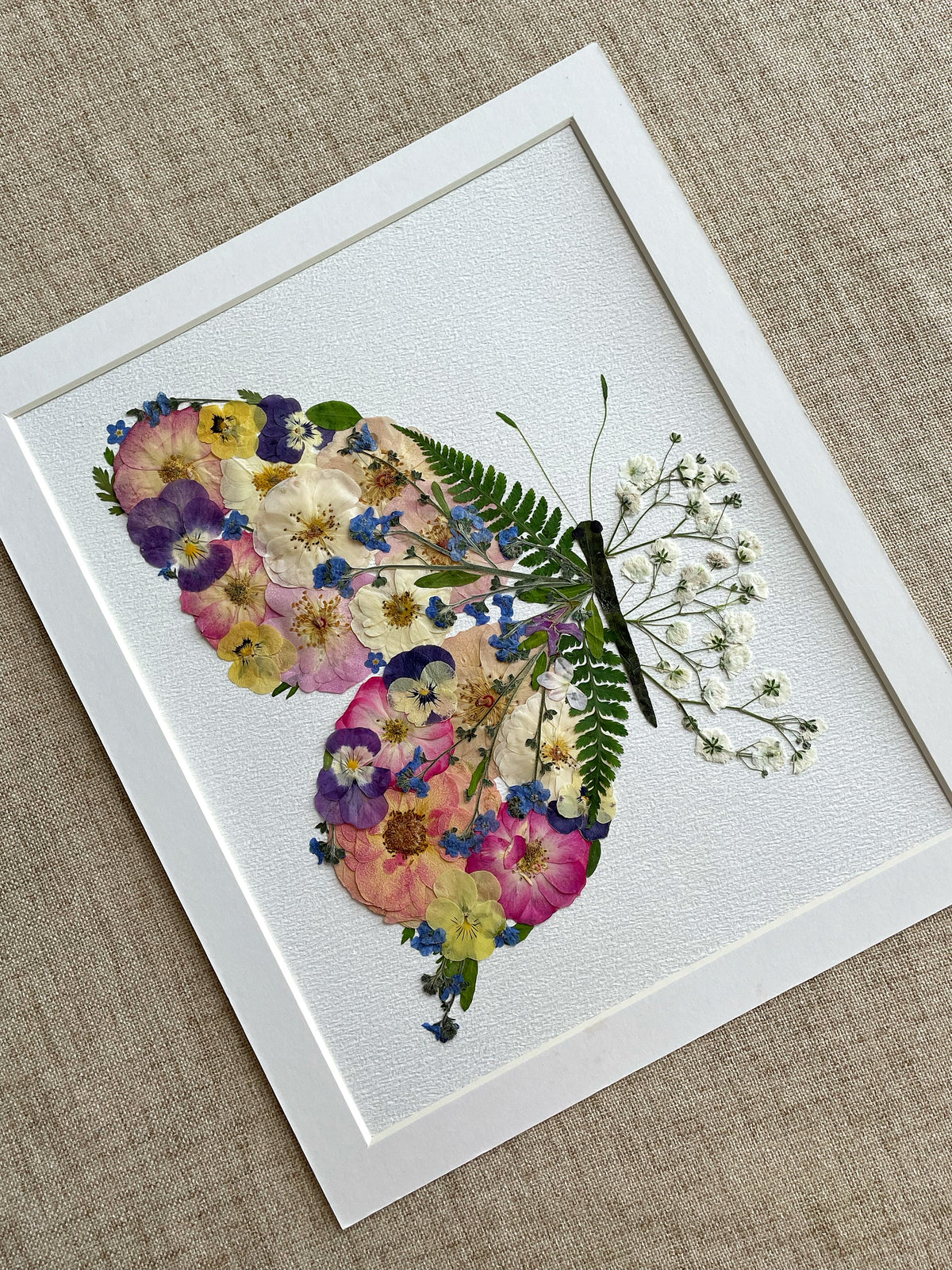 Papillon à ailes de pétales