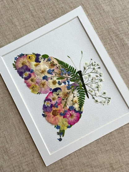 Papillon à ailes de pétales
